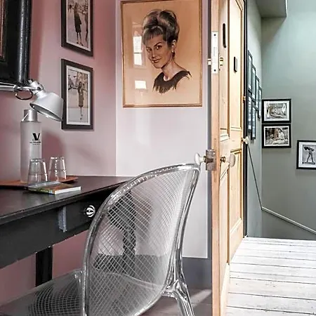 La Femme D'a Cote Bed and Breakfast 3*