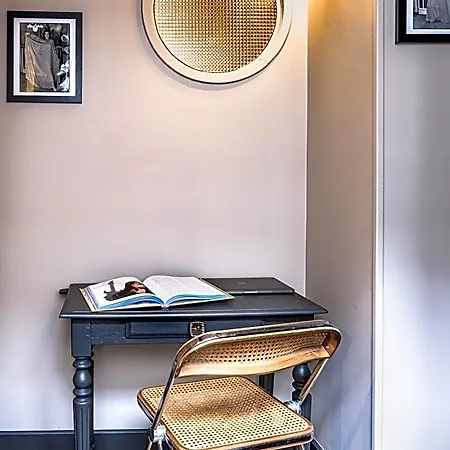 La Femme D'a Cote Bed and Breakfast 3*